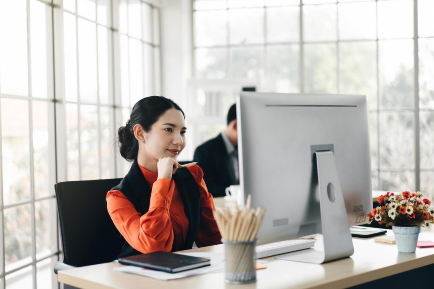 Trading-Arbeitsplatz mit mehreren Monitoren für professionelle Volumenanalyse